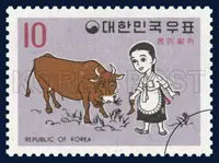 An ox helps poor Kongji who weeds gravelly field with a wooden hoe