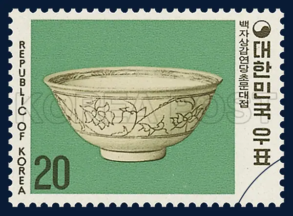 White porcelain bowl Inlaid with lotus vine patterns Single stamp