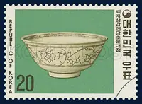 White porcelain bowl Inlaid with lotus vine patterns