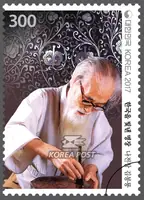 Mother-of-pearl inlay master Kim Bong-ryong